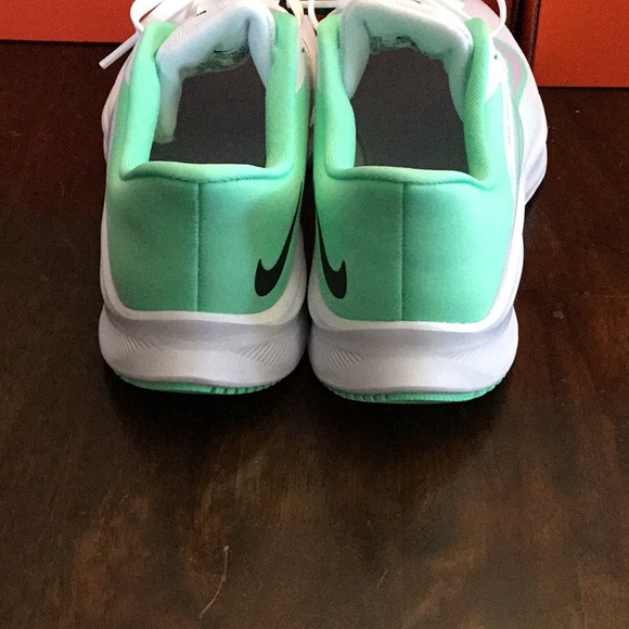 NIKE WOMENS QUEST 3 RUNNING SHOE - Picture 4 of 12